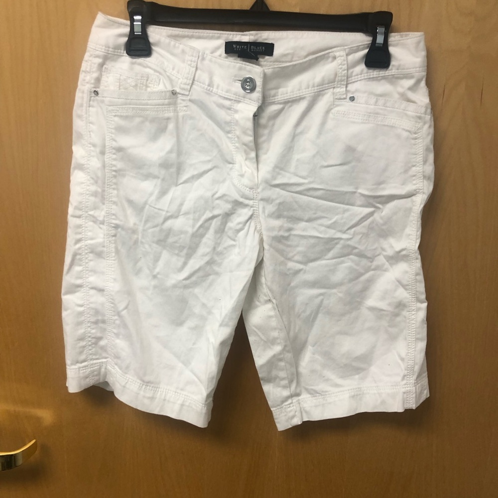 🌼3/$30🌼 WHBM White Bermuda shorts Size 4